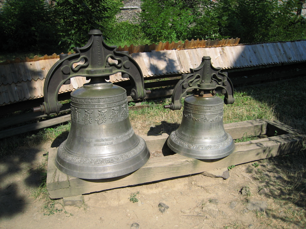 2007-08-Ukrajina-s04-Uzgorod-skanzen-zvony.jpg