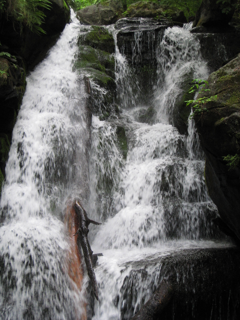 2007-08-Ukrajina-s06-Vodopad-Turja_Poljana.jpg