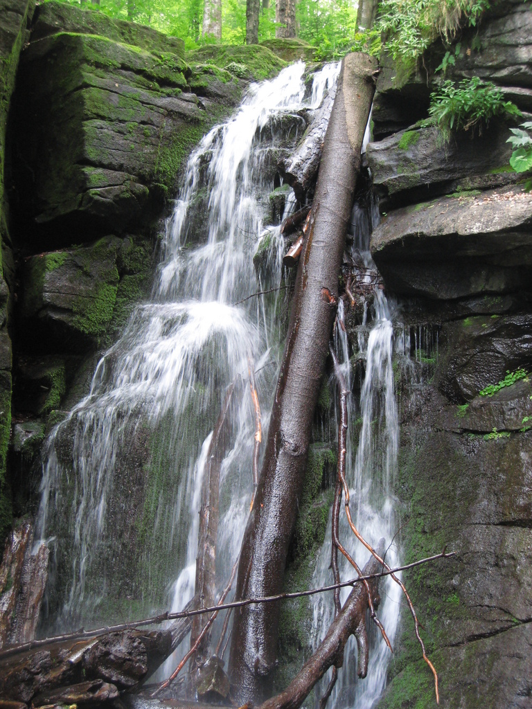 2007-08-Ukrajina-s07-Vodopad-Turja_Poljana.jpg