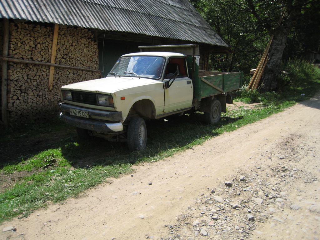 2007-08-Ukrajina-s29-Vodopad-Pilipec-cesta.jpg