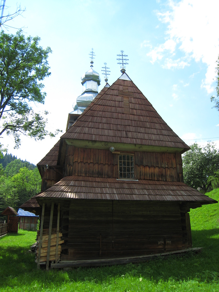 2007-08-Ukrajina-s31-Bukovec-kostel.jpg