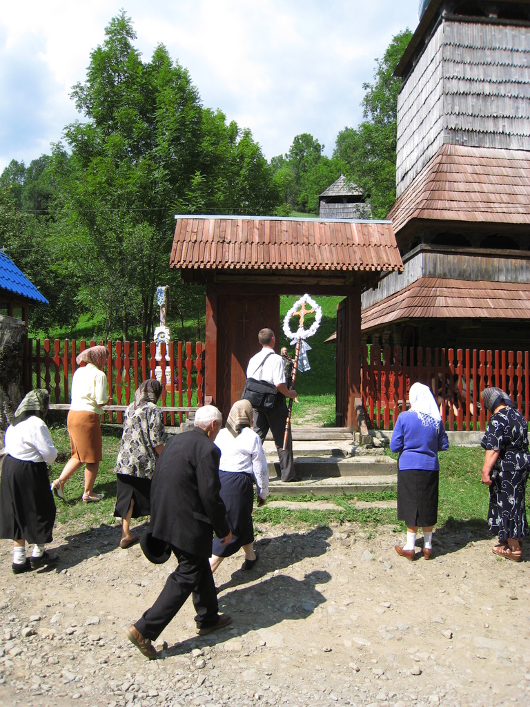 2007-08-Ukrajina-s32-Bukovec-kostel-procesi.jpg