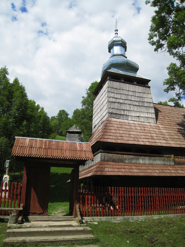 2007-08-Ukrajina-s33-Bukovec-kostel.jpg