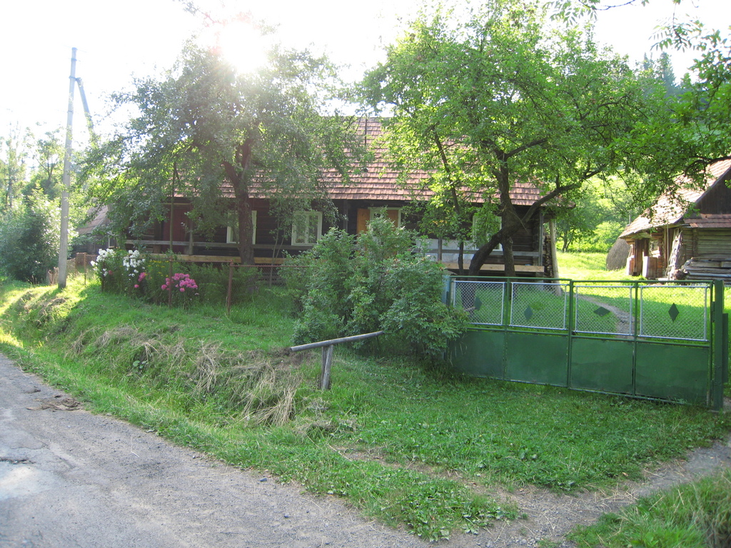 2007-08-Ukrajina-s38-Podobovec-babuscin_dum.jpg