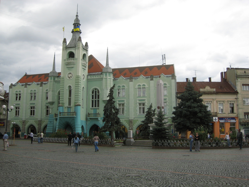 2007-08-Ukrajina-s58-Mukacevo-namesti.jpg